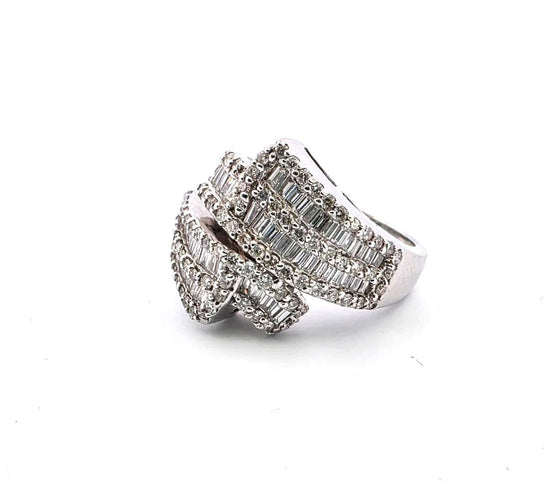 Bague 54 Bague en or blanc massif sertie de diamants brillants et baguettes 58 Facettes