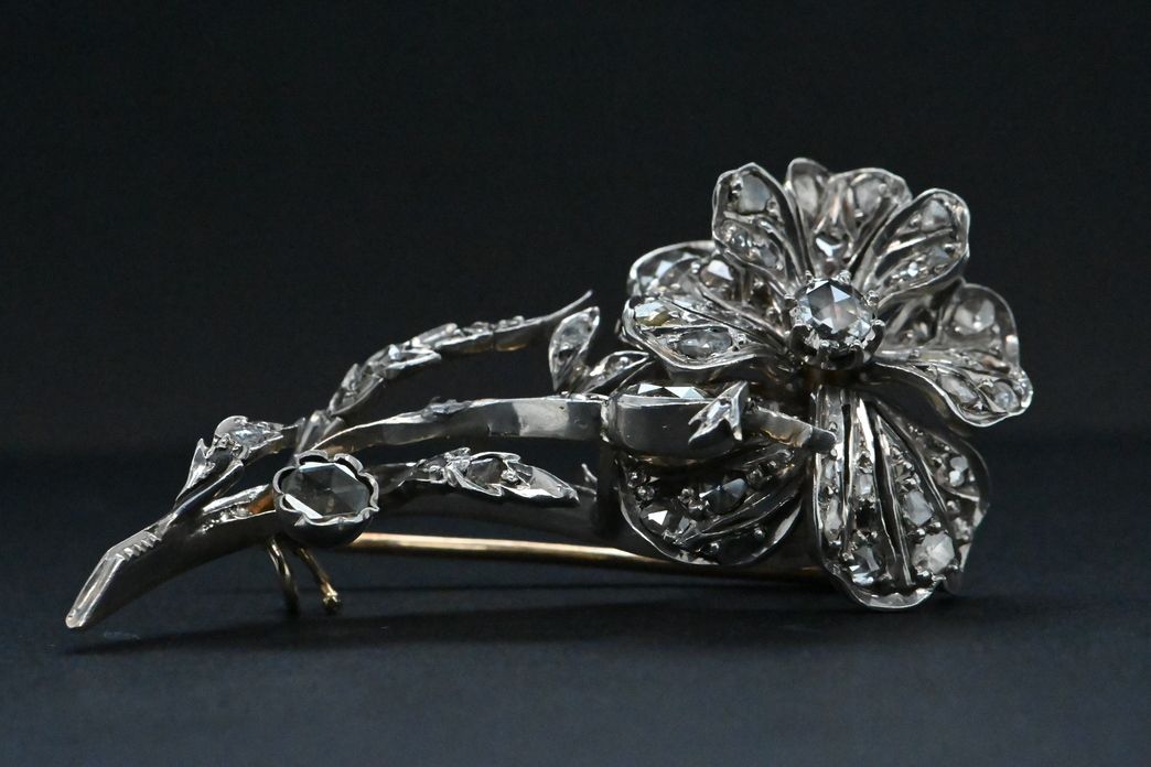 White Gold Flower Brooch Adorned With Diamonds
