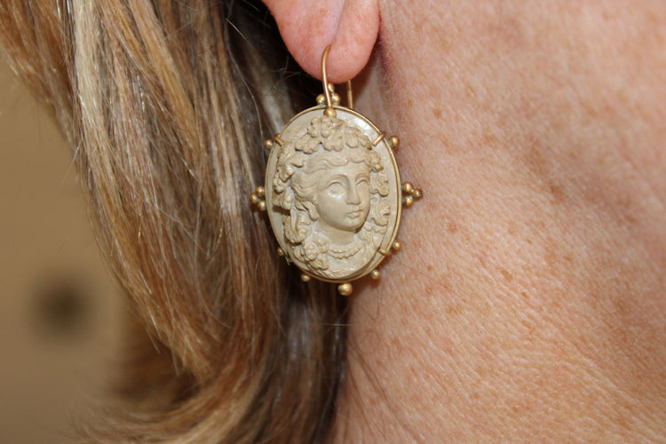 Boucles d'oreilles Boucles d'oreilles en or avec camées de lave antiques 58 Facettes 7680