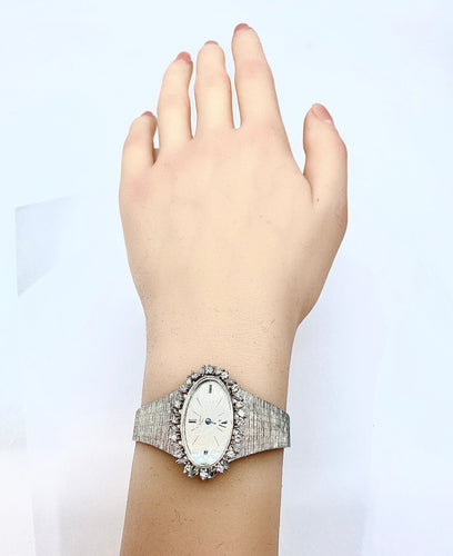 Montre Montre de dame en or blanc 18 carats en diamants ronds et baguettes. Signée PAILLARD PARIS 58 Facettes AB208