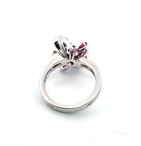 Bague 51 Bague en or blanc avec rubis et diamants 58 Facettes