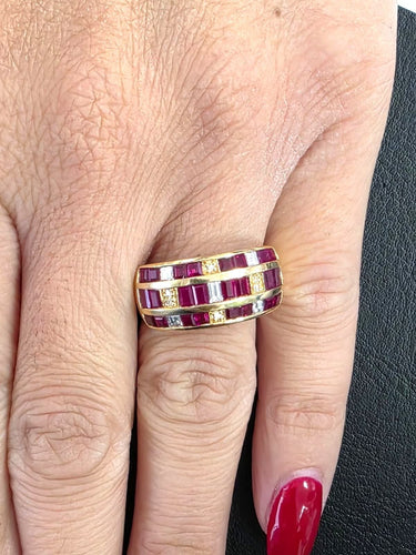 Prsten z masivního žlutého zlata 18 karátů s rubíny a diamanty 