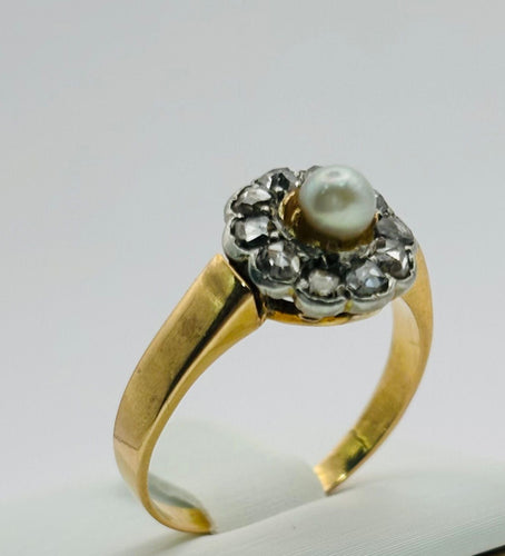 Kultasormus helmellä ja timanteilla 