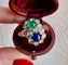 Bague 52 Bague “Toi et Moi” Vintage - Or 18 carats, Émeraude, Saphir & Diamants, Années 1970 58 Facettes 492