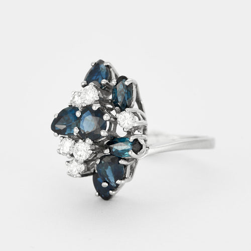 Prsten z bílého zlata s motivem shluků, safíry a diamanty