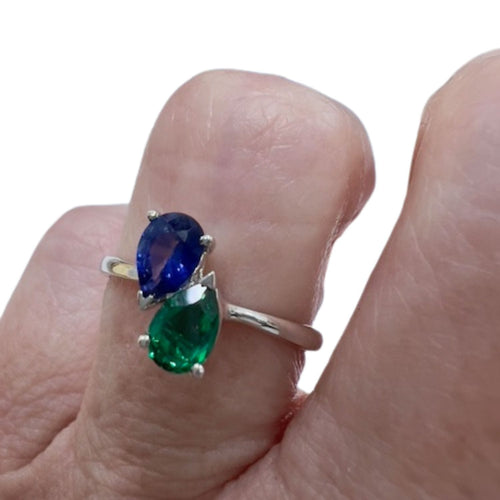 52 Bague en or au design moderne avec saphir et émeraude 58 Facettes Q261B