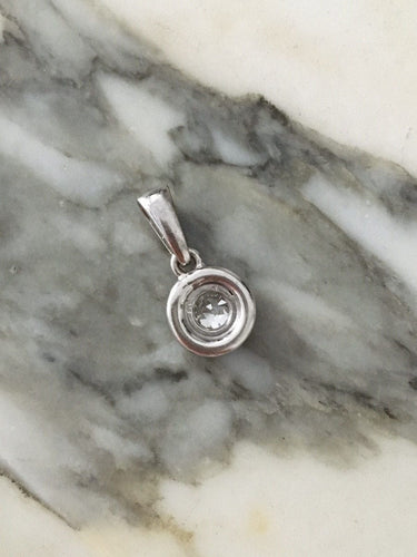 Pendentif Pendentif en or blanc serti d’un diamant 58 Facettes