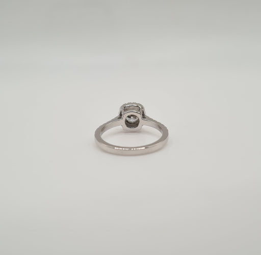 Bague 52 Bague or blanc sertie d'un diamant GIA et diamants naturels 58 Facettes