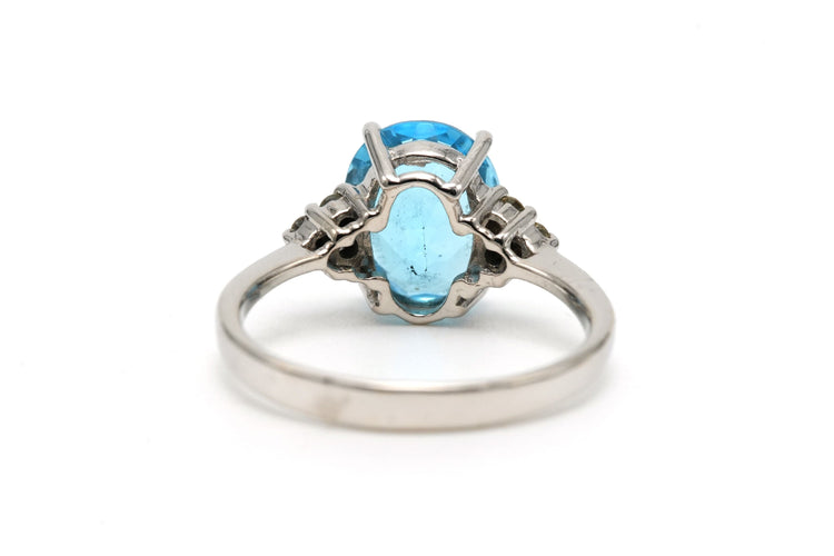 Bague 50 Bague contemporaine sertie d'une topaze et de diamants en or blanc 14 carats 58 Facettes 23124