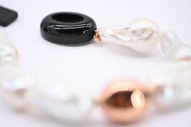 Bracciale di perle barocche con chiusura in oro rosa e bachelite vintage