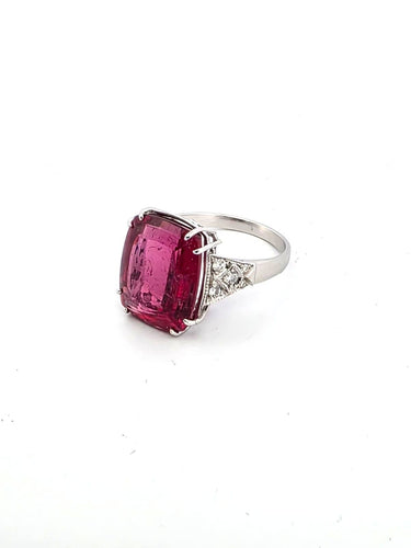 Bague 53 Bague en or blanc 18 carats de 1970, ornée d'une grande tourmaline naturelle et de diamants. 58 Facettes