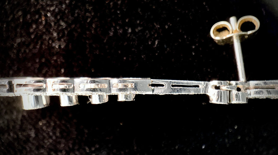 一对镶嵌着明亮钻石的吊坠耳环