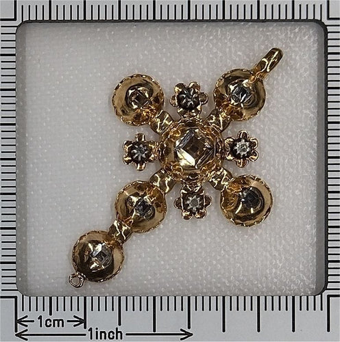 Pendentif Grandeur baroque des années 1680 : un pendentif en forme de croix en diamant 58 Facettes 22276-0136