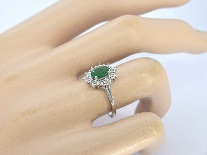 Bague 54 Bague entourage en or blanc avec émeraude et diamants 58 Facettes 2347