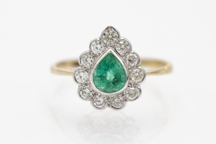 Bague 56 Bague élégante en or jaune ornée d'émeraudes et de diamants. 58 Facettes 10520