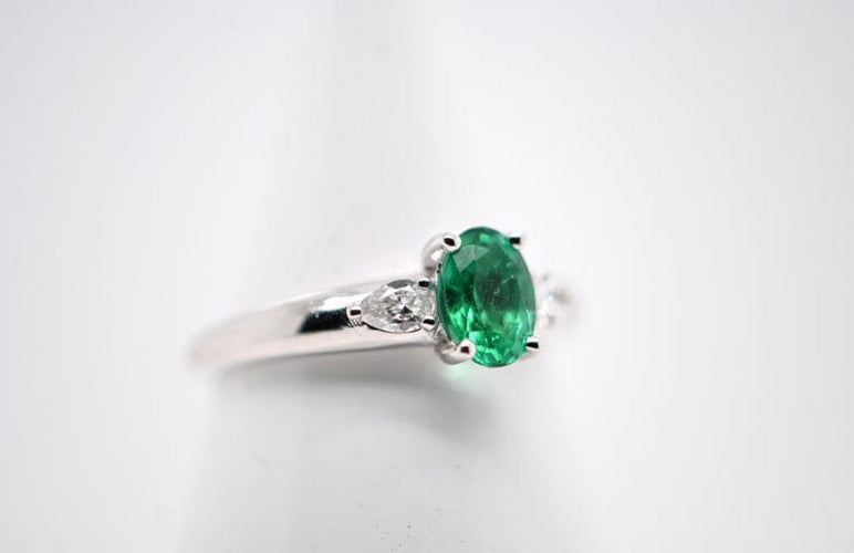 Bague Bague Or Blanc Émeraude et Diamants 58 Facettes