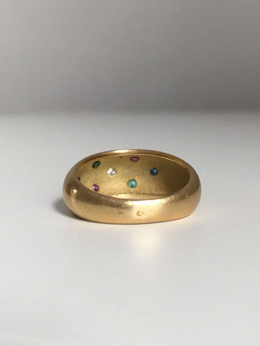 Bague 51 Bague boule en or jaune, diamant, rubis, saphirs, émeraudes 58 Facettes