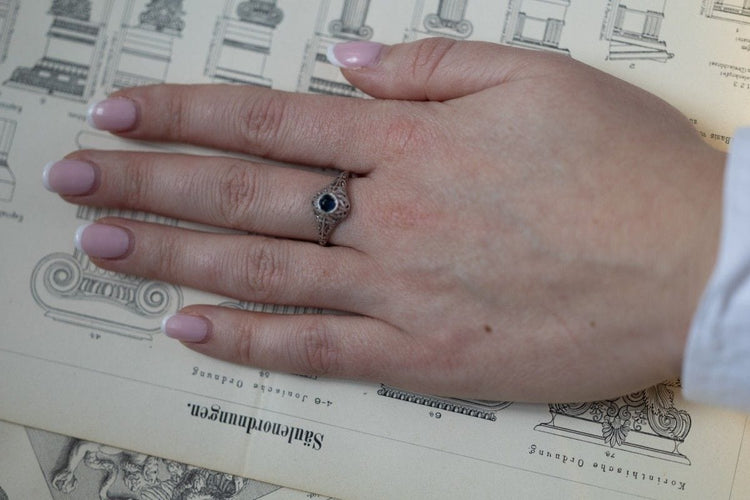 Bague 54 Bague en or blanc avec saphir, milieu du XXe siècle 58 Facettes TP10