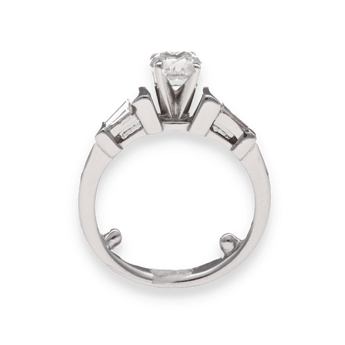 Bague 52-53 Solitaire en or gris 18 Cts avec diamant central de 1,02 Ct F-VS2 et trapezes 0,38 Ct - Certificat IGI - Taille 52-53 58 Facettes FB08338
