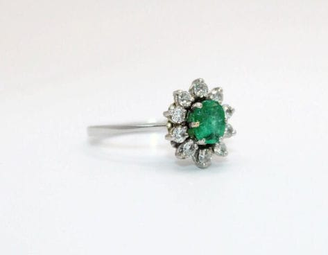 Bague 54 Bague Marguerite or gris ornée d'une émeraude et de diamants 58 Facettes