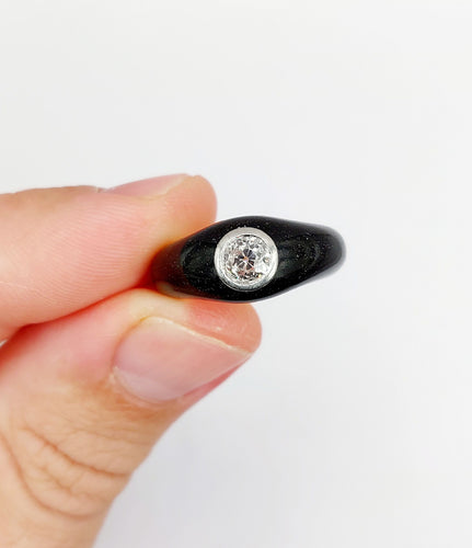 Keltakultainen sormus, musta emali ja vanhan mallinen timantti 0,45 karaattia (noin 1920) 