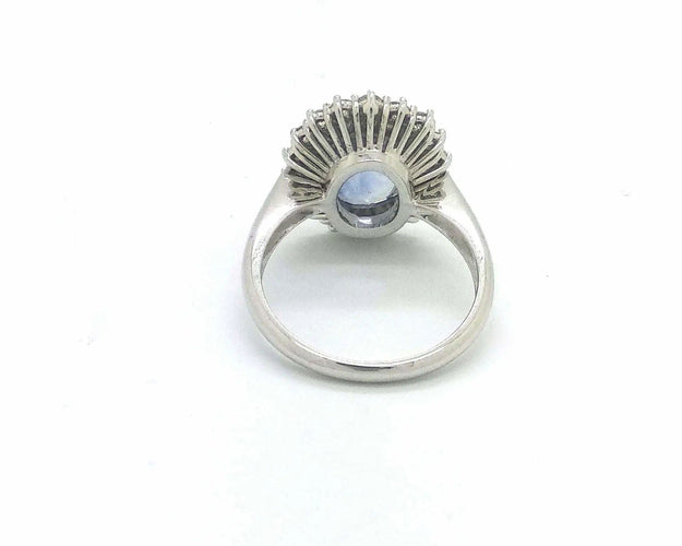 Bague 53 Bague en or blanc sertie d'un saphir de Ceylan de 4 carats et de diamants pavés 58 Facettes 6496