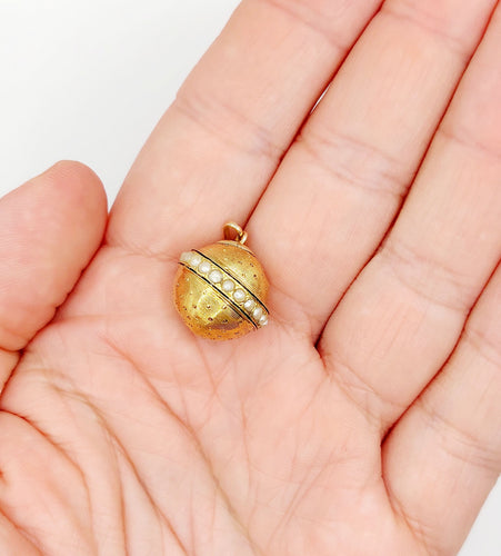 Pendentif Pendentif victorien or jaune sphère, perles et émail noir 58 Facettes A05589