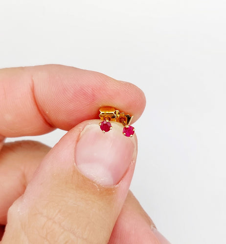 Boucles d'oreilles Puces d'oreilles vintage or jaune et rubis 58 Facettes B01014