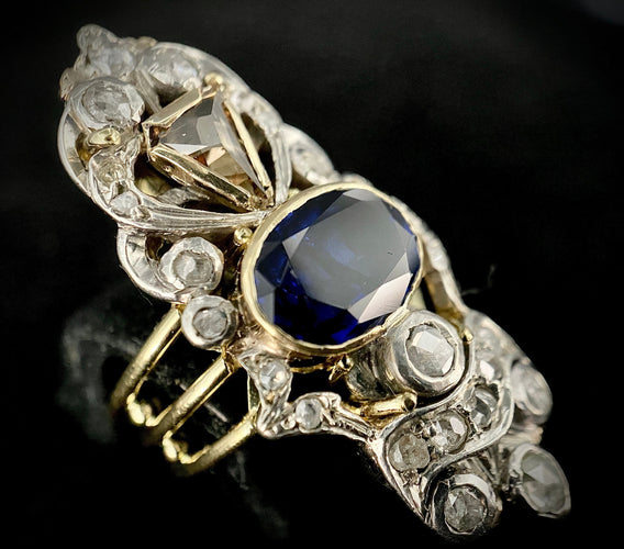 Bague 56 Bague d'époque XIXème siècle sertie d'un saphir, roses de diamants et diamant taillé en triangle 58 Facettes