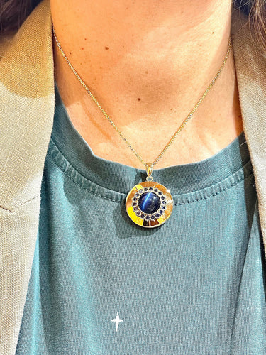 Boucles d'oreilles parure 4 pièces en or jaune 18 carats , saphirs et chrysobéryls bleus oeil de chat 58 Facettes