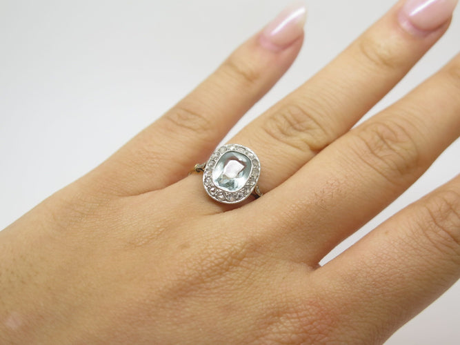 54 Bague Marguerite en or jaune, platine, aigue-marine et diamants 58 Facettes