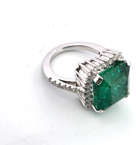 Bague 48 Bague en or blanc avec émeraudes et diamants 58 Facettes