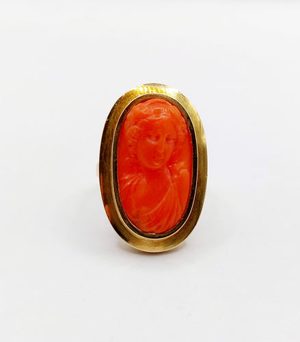 Bague 52 Bague cocktail style antique or jaune, camée sur corail jeune fille (circa 1960) 58 Facettes A06378
