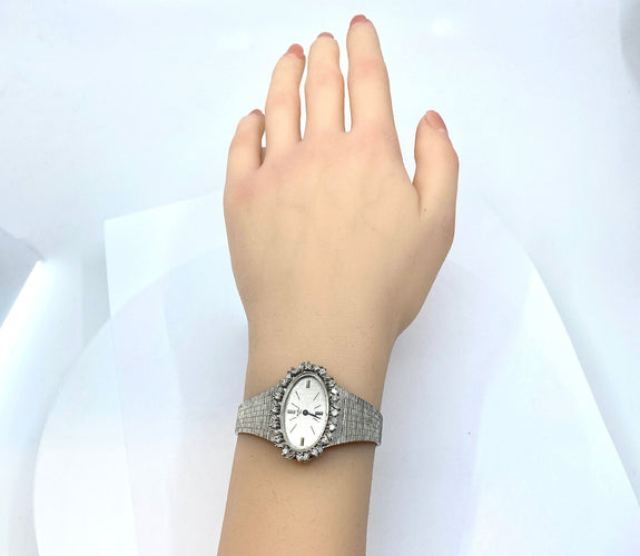 Montre Montre de dame en or blanc 18 carats en diamants ronds et baguettes. Signée PAILLARD PARIS 58 Facettes AB208