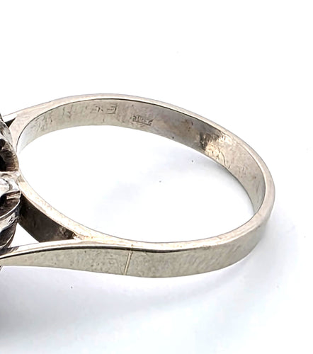 Bague 53 Bague en or blanc avec saphir cabochon et diamants 58 Facettes