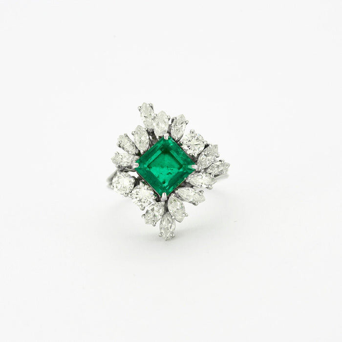 Ring decorated with a 2.5 carat emerald and diamonds