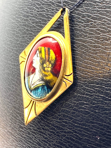 Pendentif Pendentif en or jaune 18 carats, profil de femme en émail de limoges 58 Facettes A 321