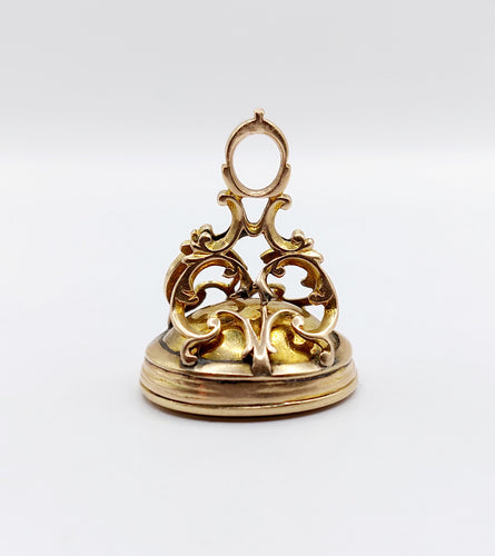 Antikt seglvedhæng i 14k guld og agate graveret med våbenskjold 