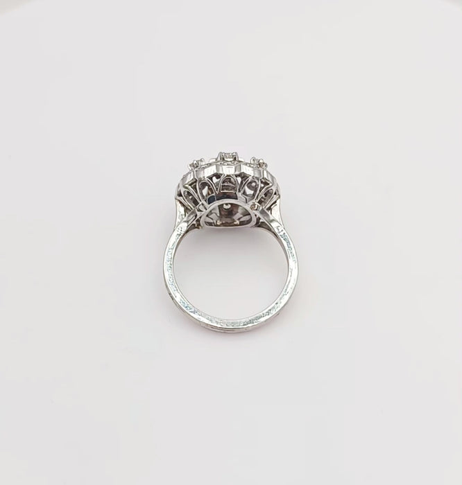 Vintage ring in platinum decorated with diamonds