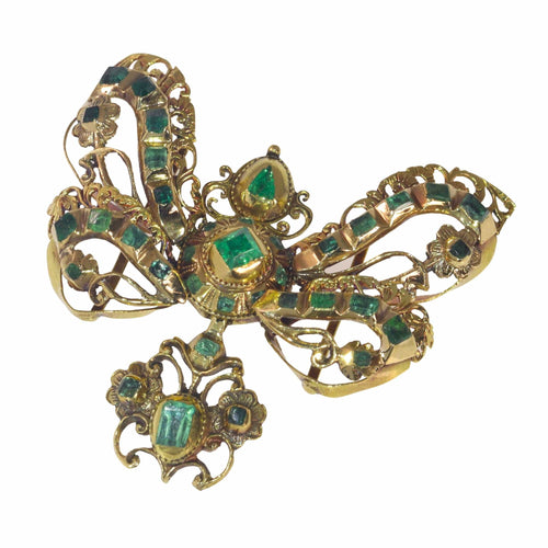 Pendentif Pendentif en forme de nœud d'émeraude exposé au musée, vers 1650 – L'élégance baroque en or 58 Facettes 22033-0106