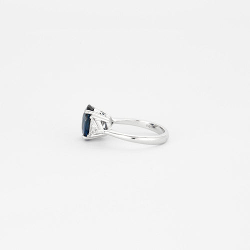 Bague 53.5 Bague or blanc, saphir bleu de Ceylan et diamants 58 Facettes