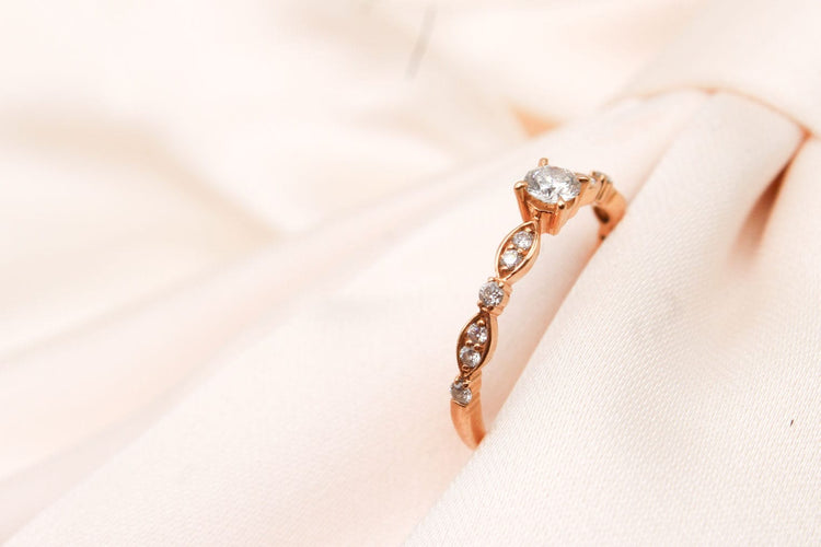 Bague Bague solitaire en or rose épaulée de diamants 0,10 ct 58 Facettes 240315