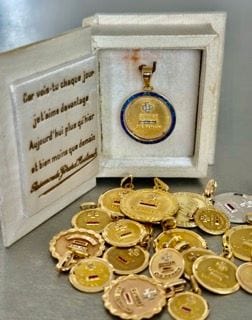 Pendentif AUGIS - Médaille d'amour en or jaune, diamants, saphirs 58 Facettes