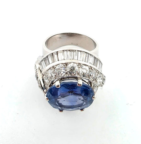 Bague 52 Magnifique bague en or blanc massif 18 carats ornée d'un saphir et de diamants. 58 Facettes