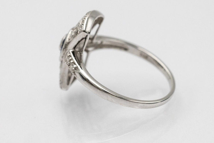 Bague 55 Bague élégante en or blanc ornée de diamants et de saphirs, de style Art déco. 58 Facettes 10688