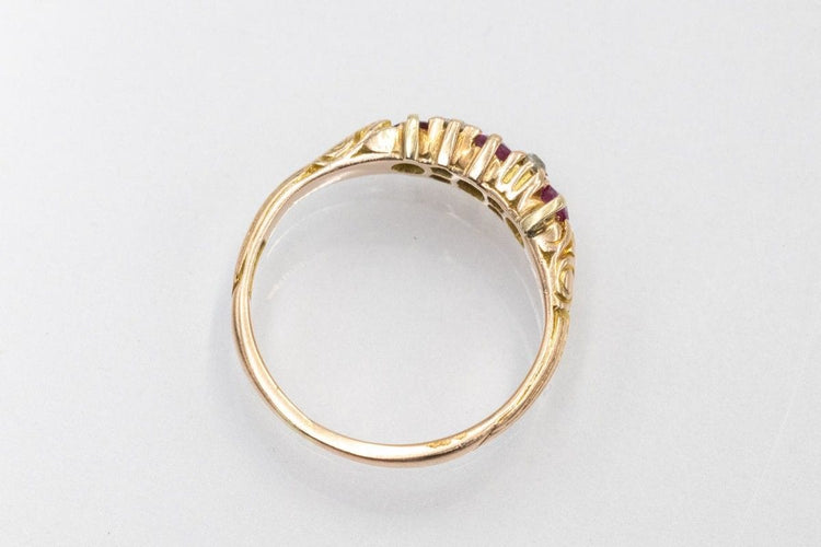 Bague 48 Bague délicate en or jaune ornée de rubis et de diamants 58 Facettes 11163