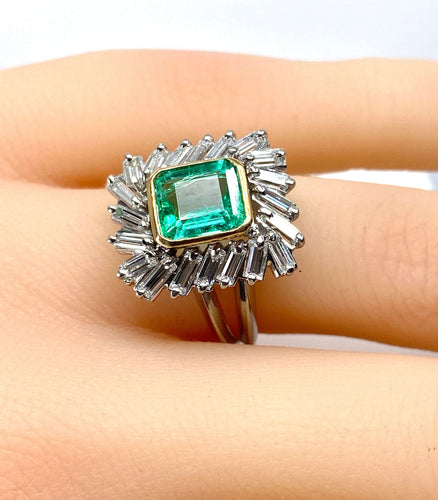 Bague 51 Bague en or jaune et platine, émeraude et diamants baguettes 58 Facettes AB619