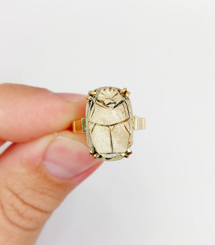 Bague 53.5 Bague cocktail vintage or jaune et scarabée égyptien en pierre dure 58 Facettes A05339
