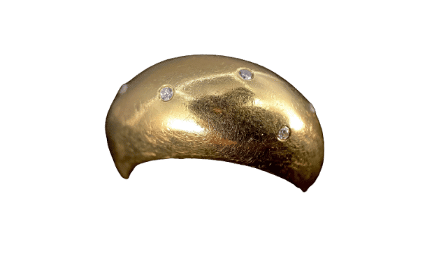 Anillo de oro amarillo de 18 quilates con forma de cúpula y diamantes