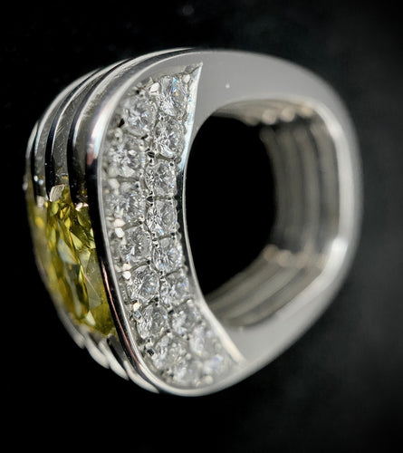 Bague 56 Bague en platine serti d'un diamant jaune taille radiant de 3,28 carats 58 Facettes